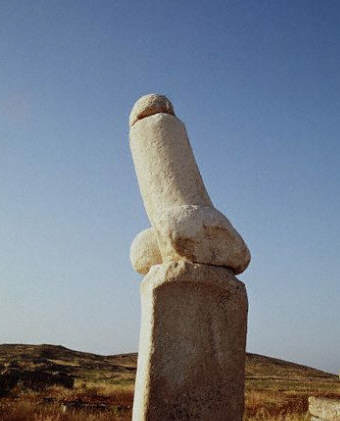 Каменный фаллос перед святилищем Диониса на о. Делос